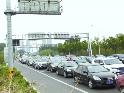 有時擁堵達(dá)兩三個小時 進(jìn)京檢查站車多多怎么破?