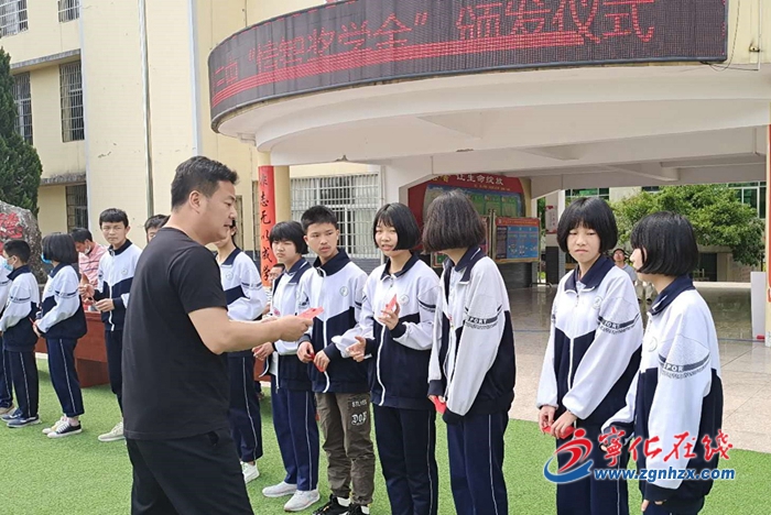 寧化三中愛心校友捐資助學(xué)