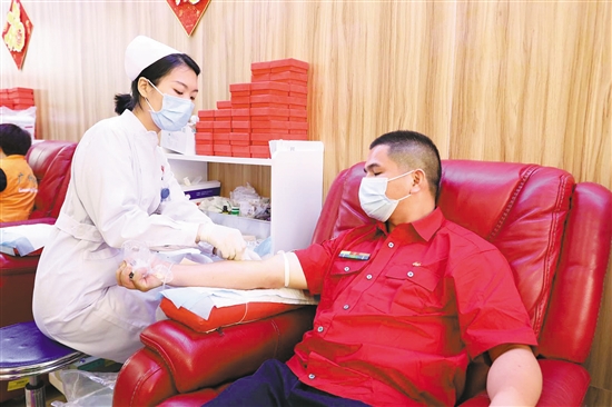 “熊貓大使”堅(jiān)持獻(xiàn)血 用行動(dòng)托起生命方舟