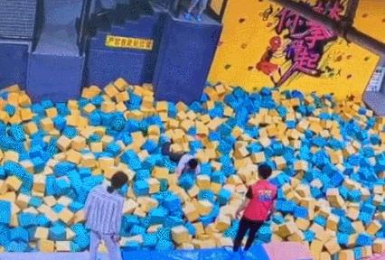 男子蹦床館跳海綿池胸椎骨折 “網(wǎng)紅項(xiàng)目”咋總出事？