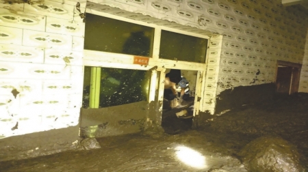 獨(dú)居老人身陷泥石流 8人徒手一個(gè)半小時(shí)將他挖出