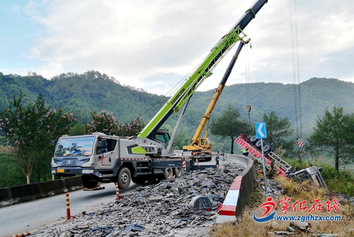 寧化：半掛車側翻 部門聯合緊急處置