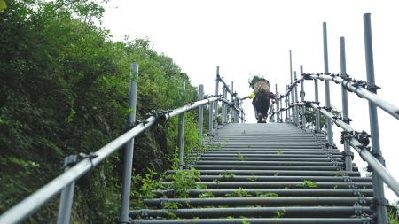 “懸崖村”90后媳婦：努力供孩子們上大學 讓他們自由自在戀愛