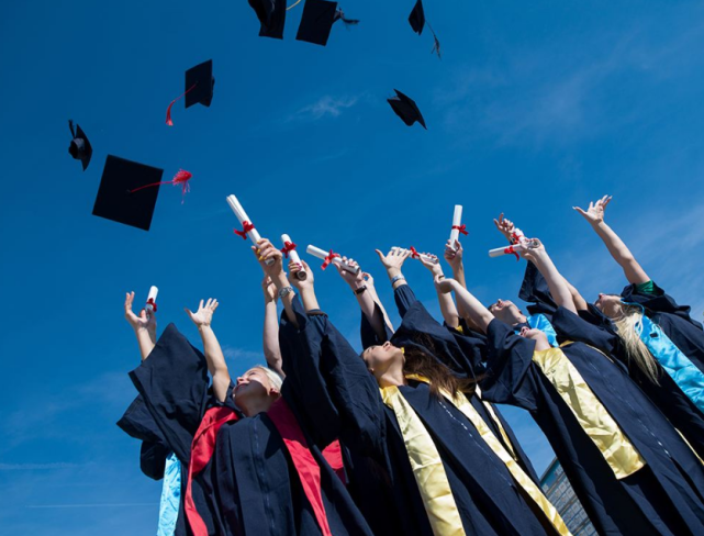 教授被裁、多所百年高校永久關(guān)閉……歐美高校怎么了？