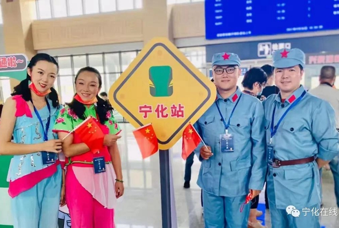 火車首發(fā)日，寧化志愿服務上火車，客家山歌一路行！