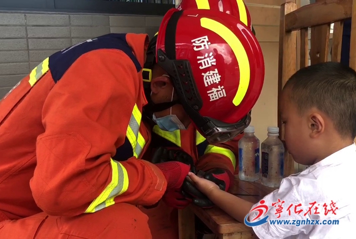 寧化：小朋友手指卡在金屬片 消防快速處置保安全