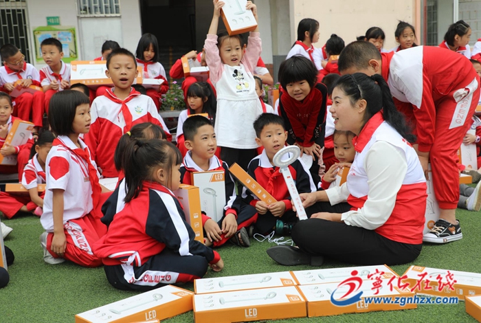 寧化：600盞臺燈照亮孩子求學路