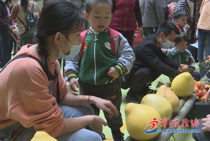 寧化縣賦欣幼兒園：“曬秋”義賣 獻愛心