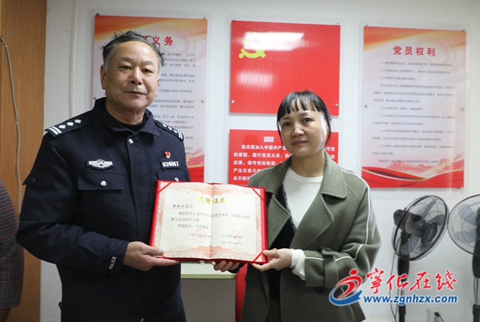 黃曉文：愛心助學  呵護“春蕾”