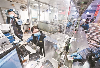 全國(guó)鐵路普速實(shí)施電子客票 春運(yùn)里售票窗口在忙啥