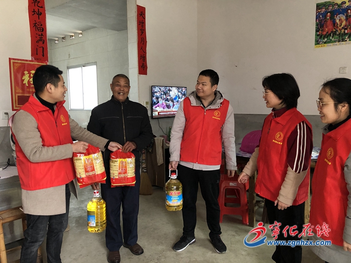 寧化曹坊鎮(zhèn)：學(xué)習(xí)雷鋒送溫暖