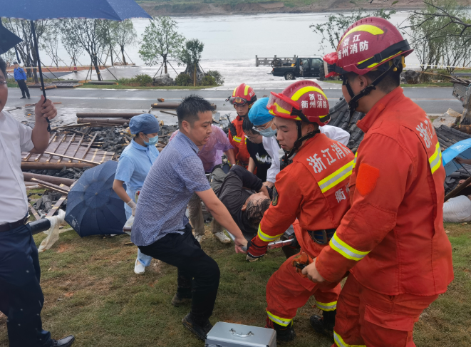 浙江常山一涼亭因強(qiáng)降雨倒塌致4人重傷 目前仍在全力救治