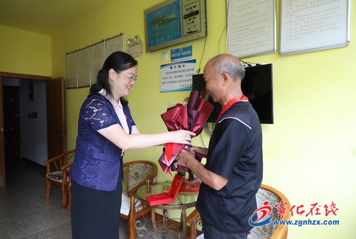 縣領導走訪慰問老黨員并頒發“光榮在黨50年”紀念章