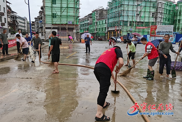 【我為群眾辦實事】寧化曹坊遭遇強(qiáng)降雨 干群凝心聚力清淤泥