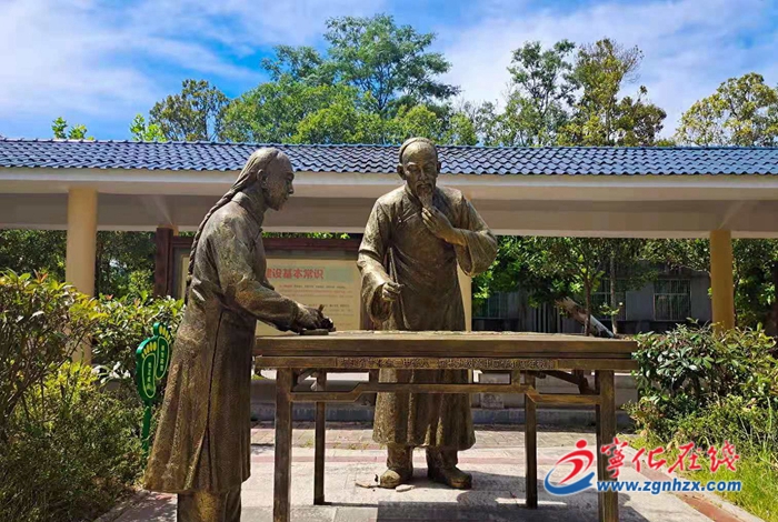 寧化三中校友向母校捐贈(zèng)伊秉綬雕像