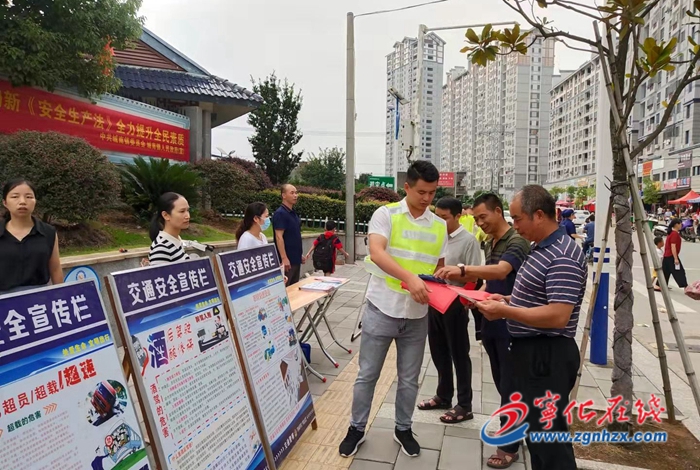 城南鎮開展校園交通安全勸導活動