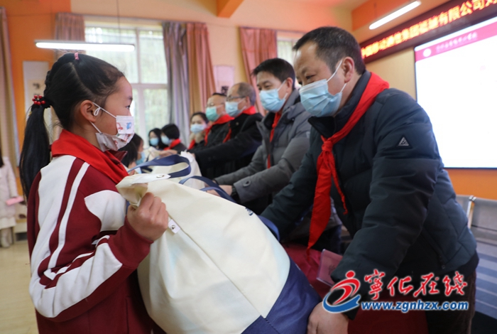 愛心企業(yè)捐贈被服情暖校園