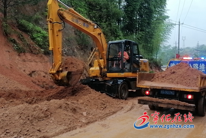 寧化公路人搶險保暢通