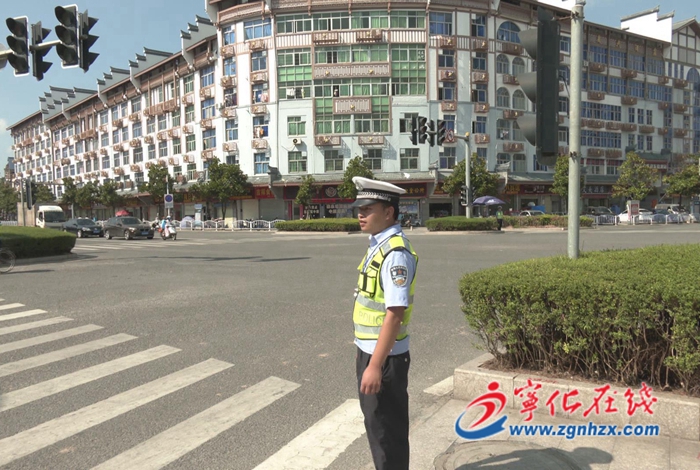 寧化：交警高溫堅守崗位 “汗”衛平安