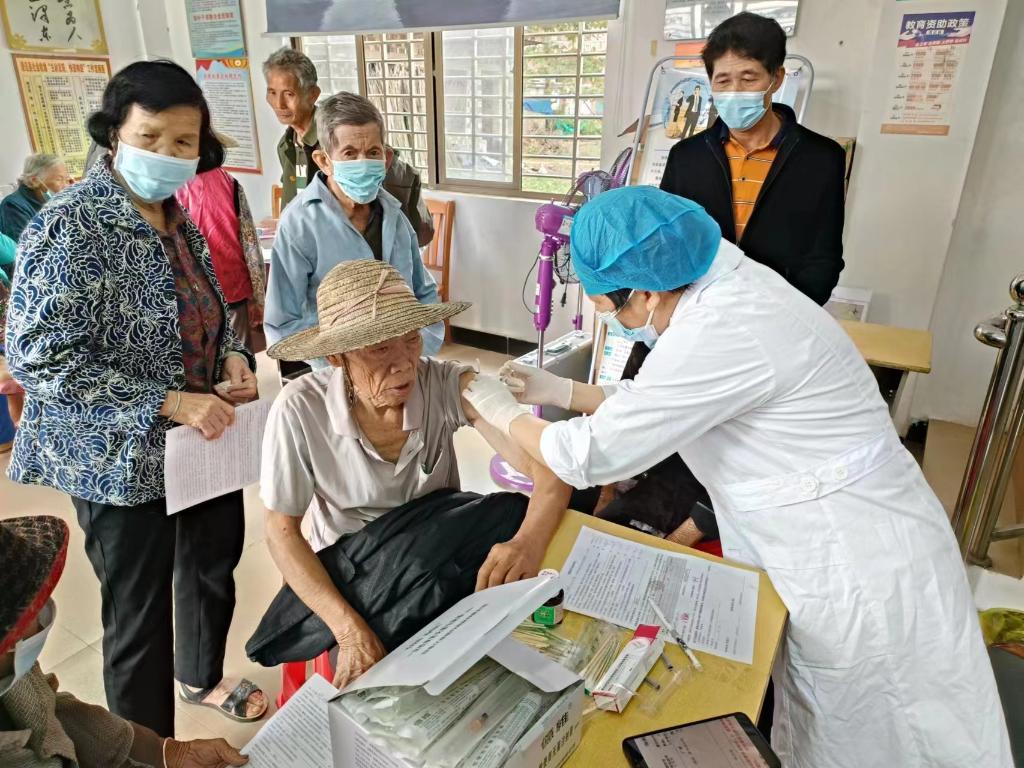 疫苗送上門(mén)，打通老年人接種“最后一公里”