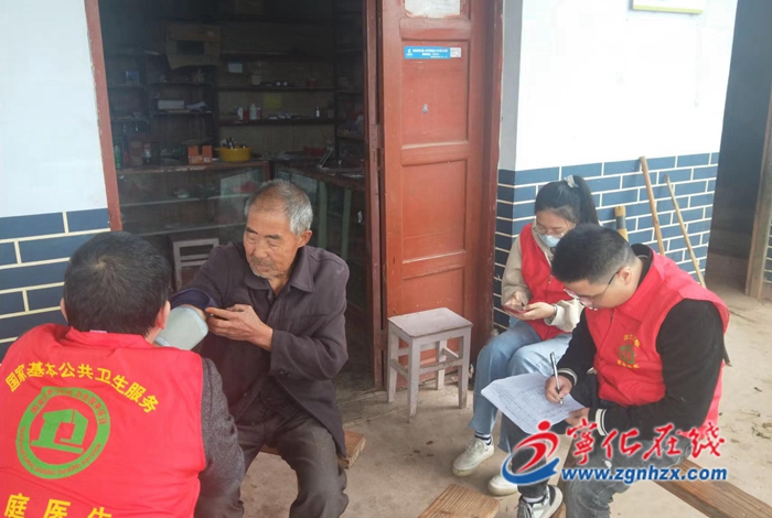 寧化縣總醫(yī)院淮土分院黨支部開(kāi)展家庭醫(yī)生簽約巡診服務(wù)