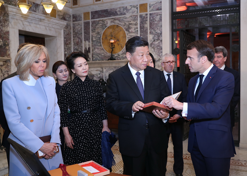 2019年3月24日，習近平在法國尼斯會見法國總統馬克龍。會見前，馬克龍向習近平贈送1688年法國出版的首部《論語導讀》法文版原著。