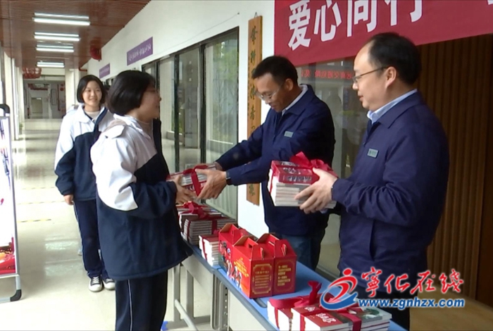 寧化：愛心圖書進學校 公益捐贈暖人心