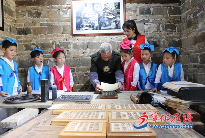 寧化:萌娃體驗木活字印刷術