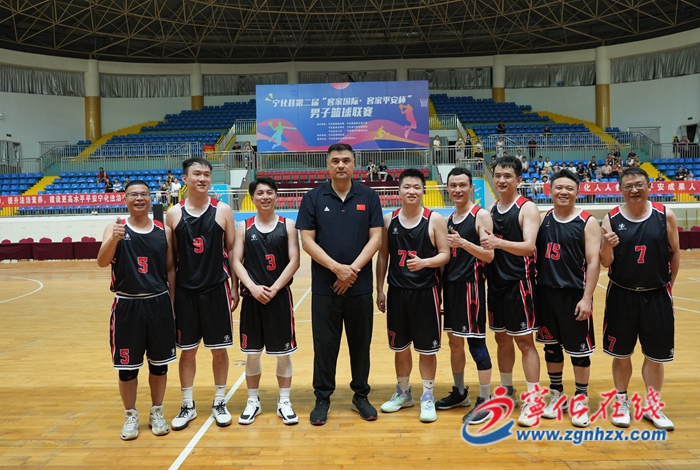 籃球名將劉玉棟紅土地授藝