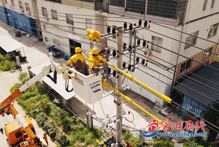國網(wǎng)寧化縣供電公司:高溫“蒸煮”模式帶電作業(yè) 捍衛(wèi)清涼一夏