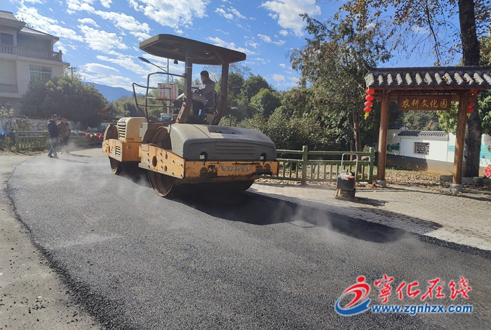 瀝青路鋪到村里頭