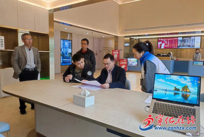 縣領(lǐng)導(dǎo)入戶檢查第五次全國經(jīng)濟(jì)普查登記工作