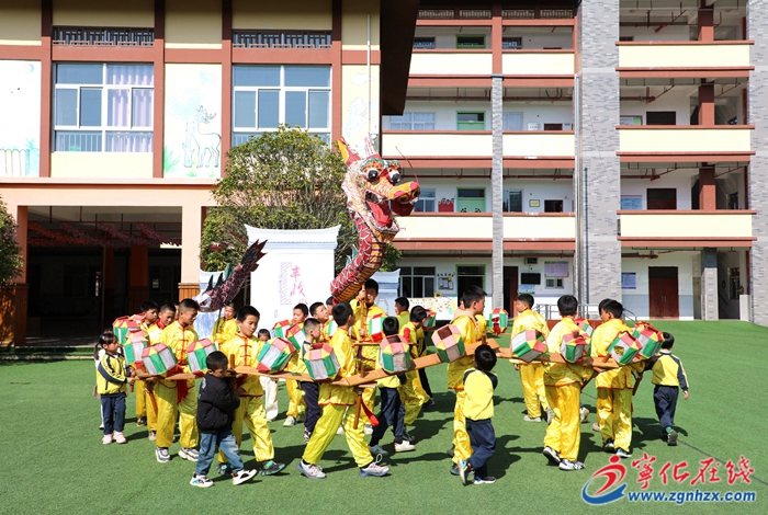 寧化：萌娃體驗曹坊板凳龍
