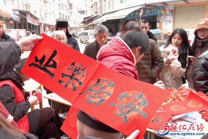 新春走基層 |迎新春送春聯，濃濃“年味”暖人心