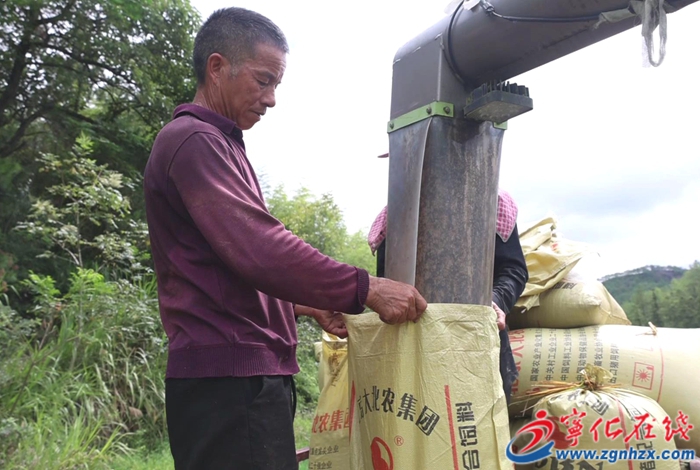 石壁鎮(zhèn)：稻谷飄香收割忙