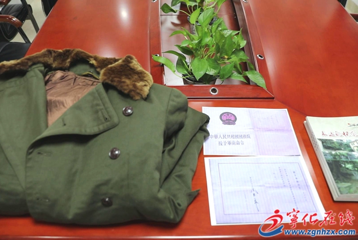 紅色薪火代代相傳！張新華將軍后人向?qū)幓栀浾滟F物品