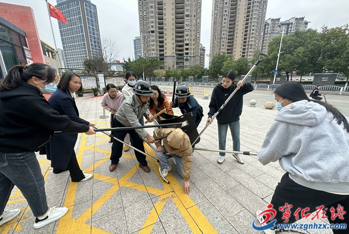 縣公安局走進連岡幼兒園