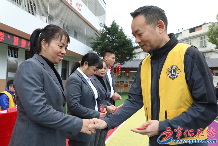 香港南九龍獅子會(huì)到寧化獎(jiǎng)教助學(xué)