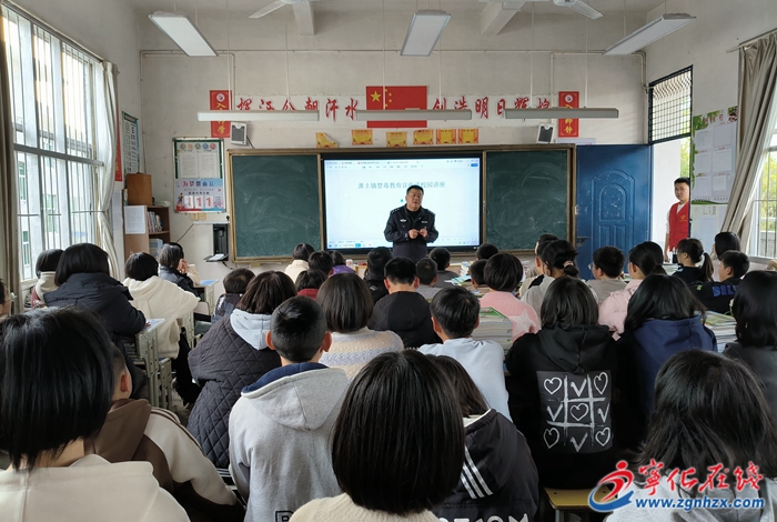 淮土初級(jí)中學(xué)開(kāi)展法制知識(shí)進(jìn)課堂活動(dòng)