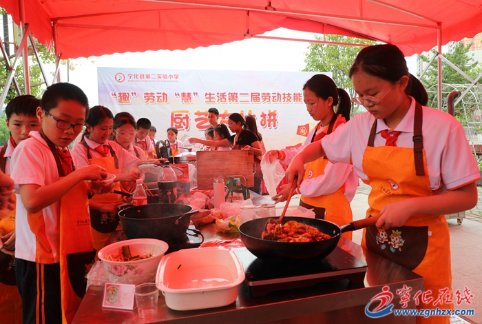 寧化:學(xué)生積極參加勞動(dòng)實(shí)踐活動(dòng)迎“五一”