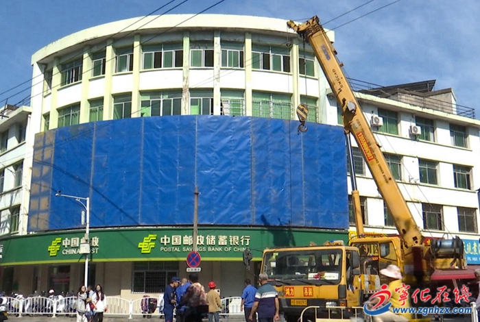 寧化縣城市管理局:拆窗破網(wǎng) 打通消防“生命通道”