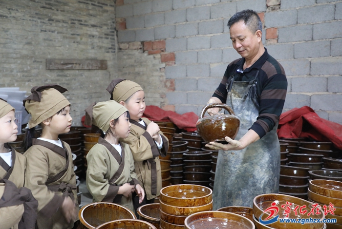 寧化：萌娃體驗陶器制作工藝