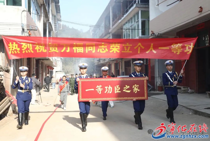 “世界冠軍”萬(wàn)福：從武警戰(zhàn)士到消防英雄 汗水鑄就不忘初心