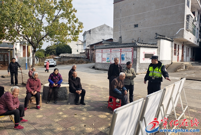 石壁鎮開展交通事故警示巡村活動