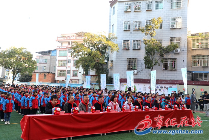 福建省體彩中心向東風(fēng)小學(xué)捐贈50萬元體育器材