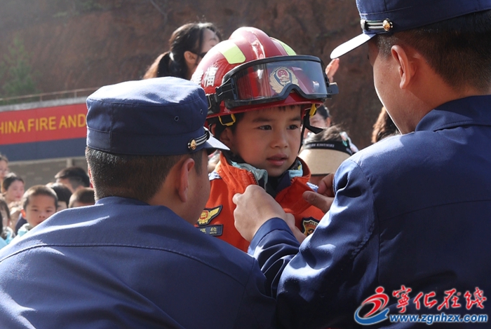 寧化：消防零距離 萌娃探秘“火焰藍”