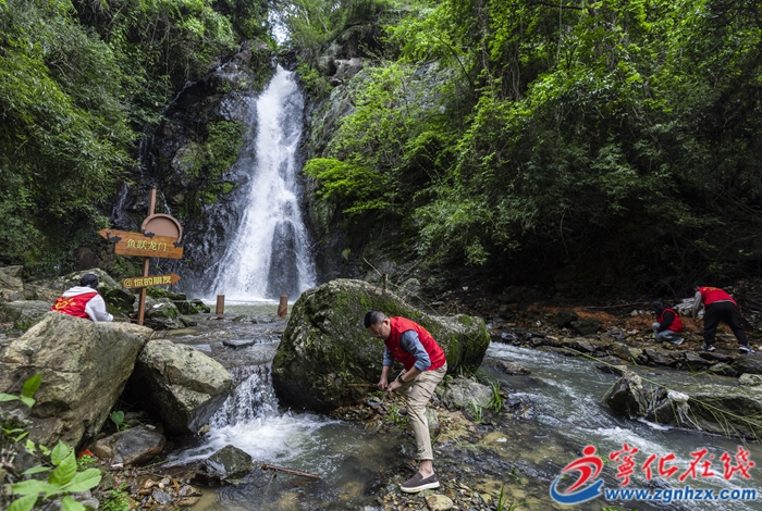 安樂鎮(zhèn)開展碗窯瀑布環(huán)境整治 為“五一”打造舒心游覽體驗