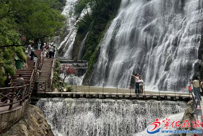 超2000人奔赴！寧化磨石寨大峽谷“五一”熱度狂飆