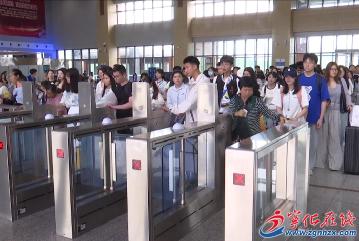 寧化火車站迎來“五一”返程客流高峰