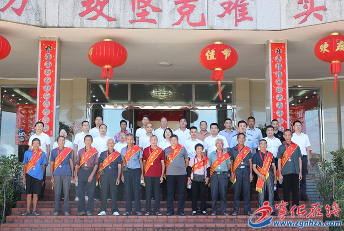 石壁鎮(zhèn)舉行“光榮在黨50年”紀(jì)念章頒發(fā)儀式